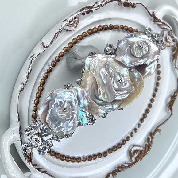 ๐ฅ๐ฅ Handmade Freshwater Keshi Pearl Flower ๐บ Crystal Hair Clip - Picture 2 of 5